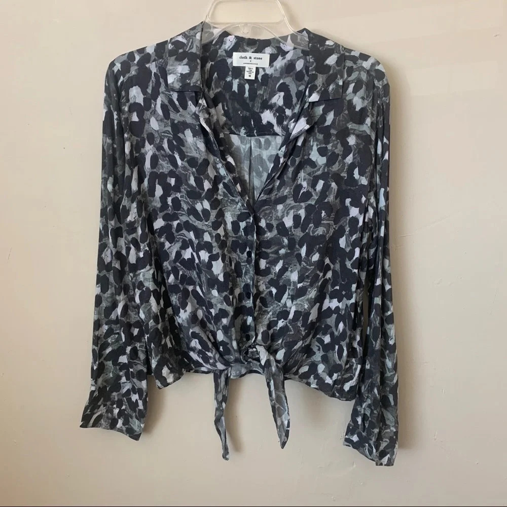 Cloth & Stone Anthropologie Leopard Print Button Tie Front Top size M